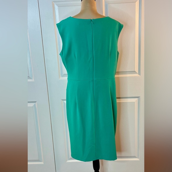 dressbarn sleeveless Green Dress with Gold Chain - Picture 4 of 16